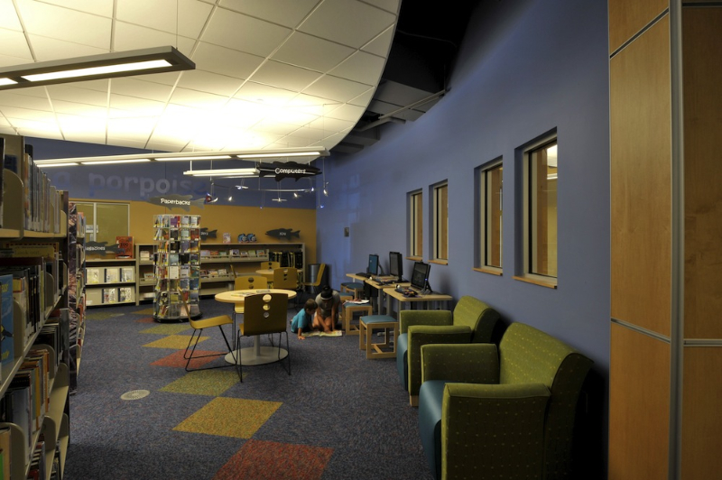 rifle-branch-library_interior-childrens-library-kids-reading-on-floor_075